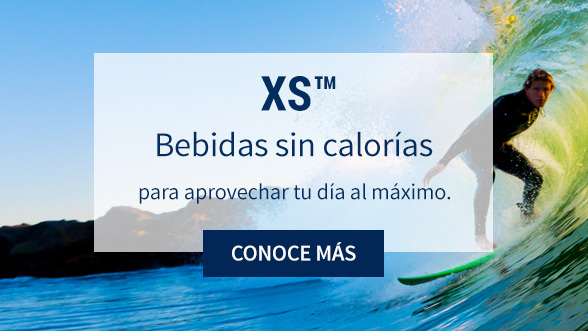 Jóvenes disfrutando al aire libre y bebiendo XS, una bebida energizante que aporta cero azúcar y da energía.